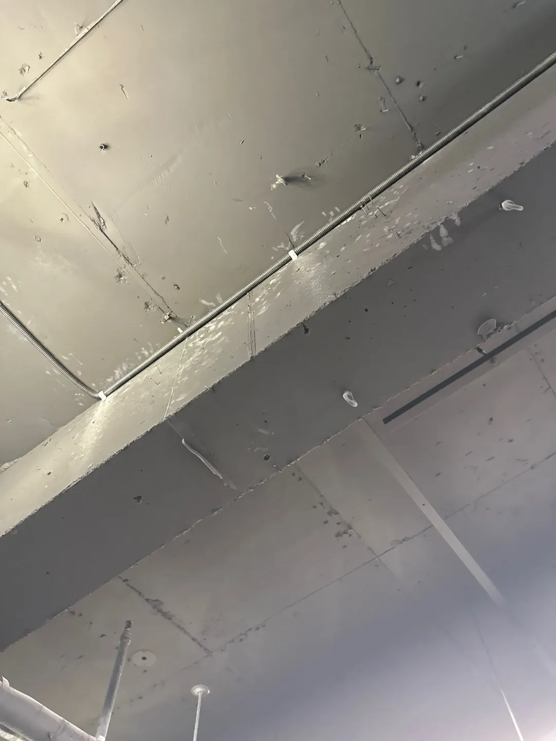 시공 전 사진 - 구조 레일만 노출되어 있고 실링팬은 없는 천장